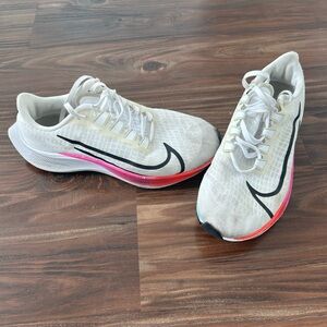Nike air zoom Pegasus - Size 7.5 (Women) - white